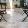pavé travertin “bord mer” posé sur une terrasse