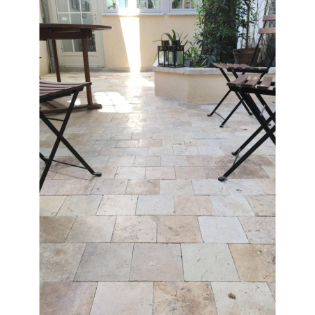 pavé travertin sur une terrasse