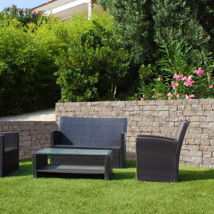 pierre de parement rose mythic sur un muret extérieur