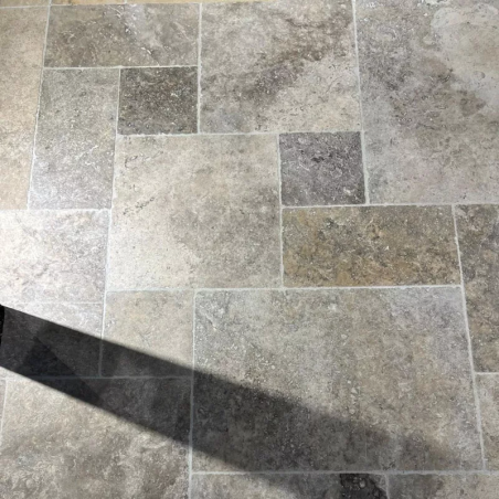 Carrelage en travertin silver gris