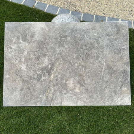 Carrelage en travertin silver gris