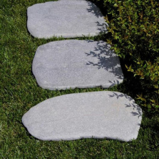 Pavés japonais en granit gris posés sur herbe