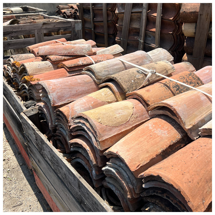 tas de tuiles recupérées