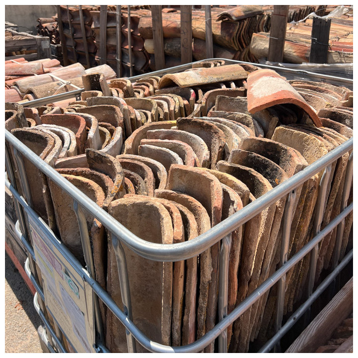 bac avec des tuiles anciennes de récupération