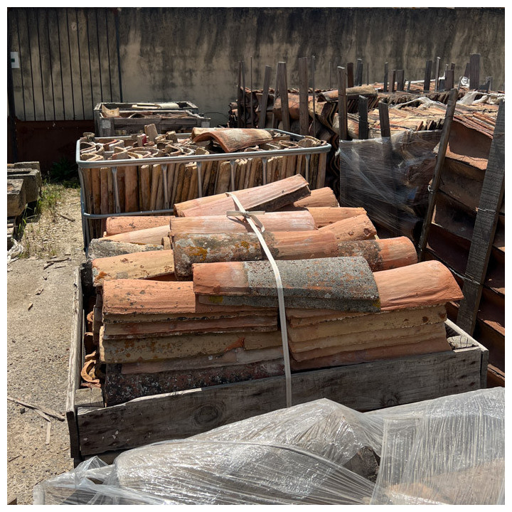 tuiles anciennes de récupération sur des palettes