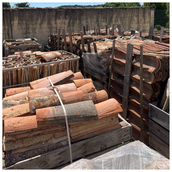 tuiles anciennes de récupération entreposées