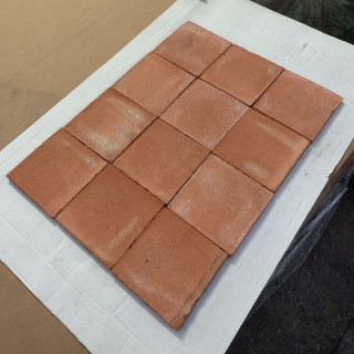 Tomette carrée moulée main paillée rouge