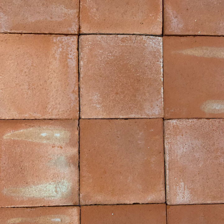 Tomette carrée moulée main paillée rouge