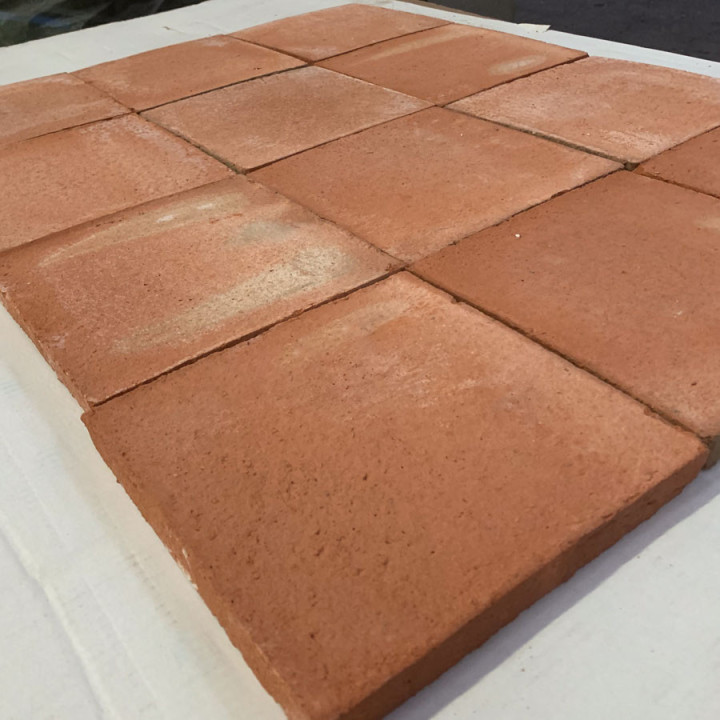 Tomette carrée moulée main paillée rouge