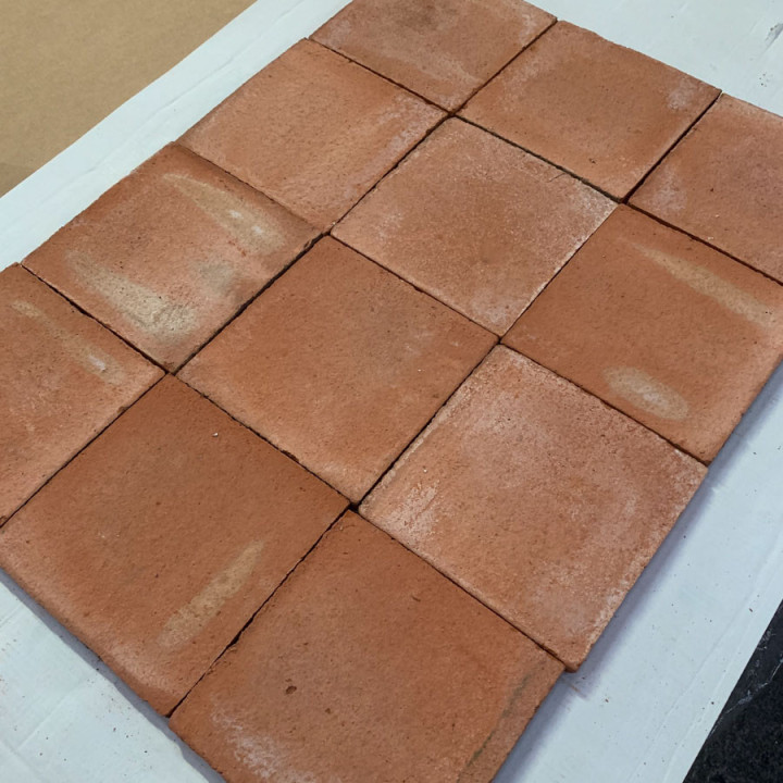 Tomette carrée moulée main paillée rouge