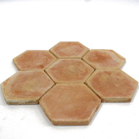 Tomette hexagonale paillée rosée