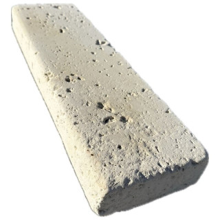 Une bordure en travertin à bord arrondi