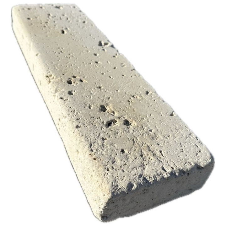 Une bordure en travertin à bord arrondi