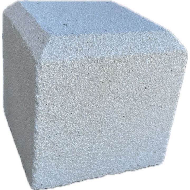 Zoom sur dé en pierre chanfreiné