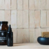 Bejmat naturel dans une salle de bain avec produits de beauté