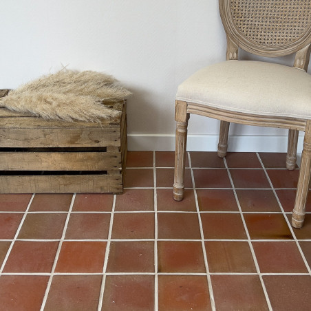 Tomette carrée en terre cuite texturée