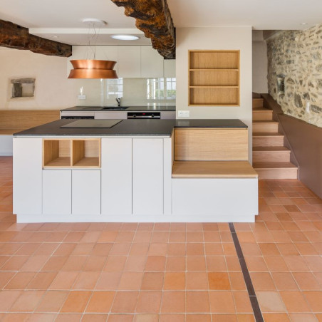 Tomette carrée en terre cuite texturée