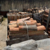 tuiles anciennes de récupération sur des palettes