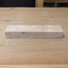 un pavé en travertin rectangulaire posé sur une table