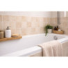 Carrelage mural en travertin beige posé le long d’une baignoire avec joints beiges