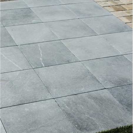 Dallage en pierre bleue sablée