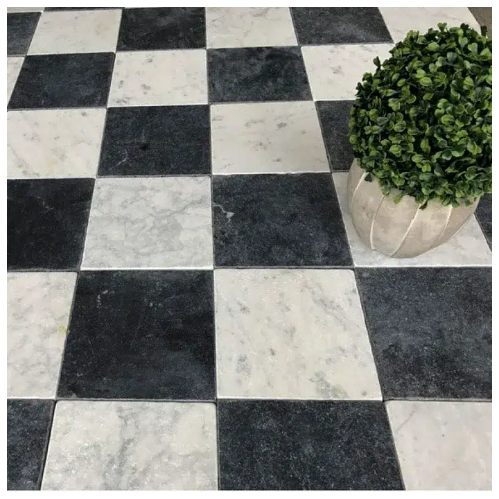 CARRELAGE DAMIER EN MARBRE VIEILLI SABLÉ dans un couloir