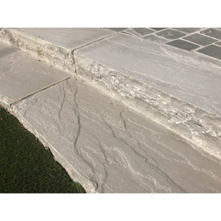 Marche d'escalier en grès gris