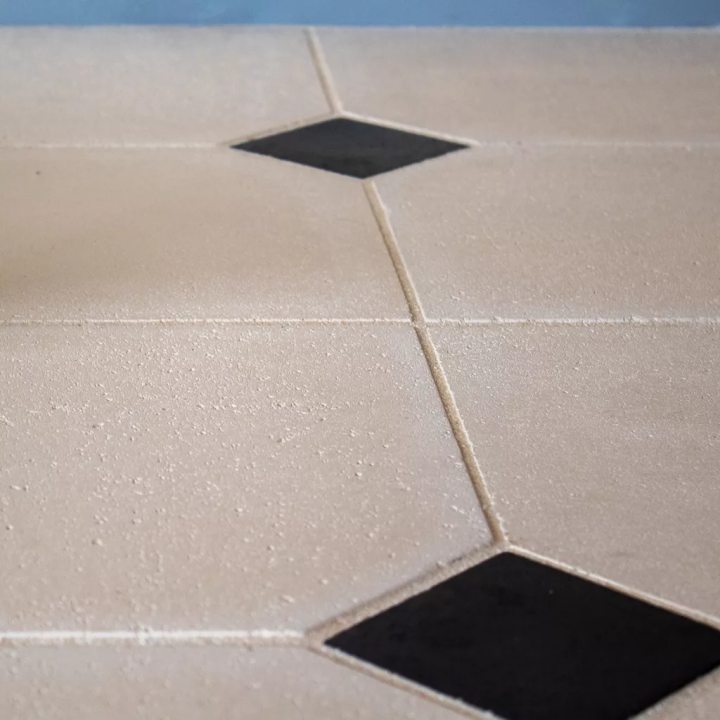 dallage saint-honoré et cabochons noir en pierre