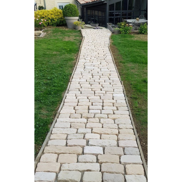 pavé chantilly dans un chemin