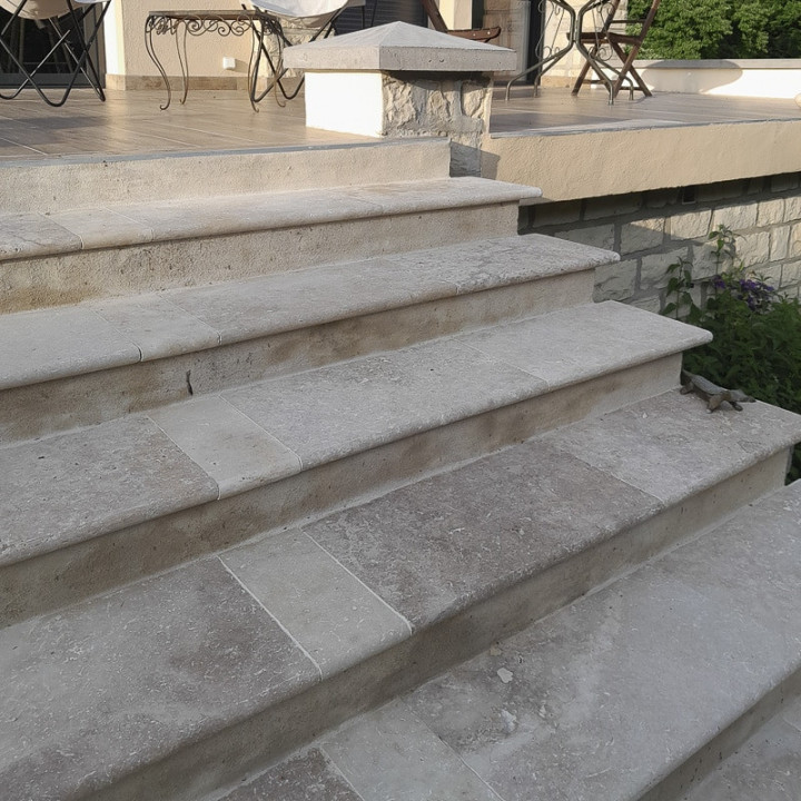 Marche en travertin mix : escalier naturel et chic