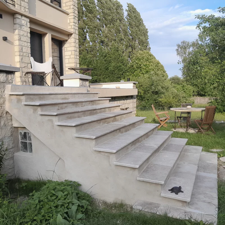 Marche en travertin mix : escalier naturel et chic