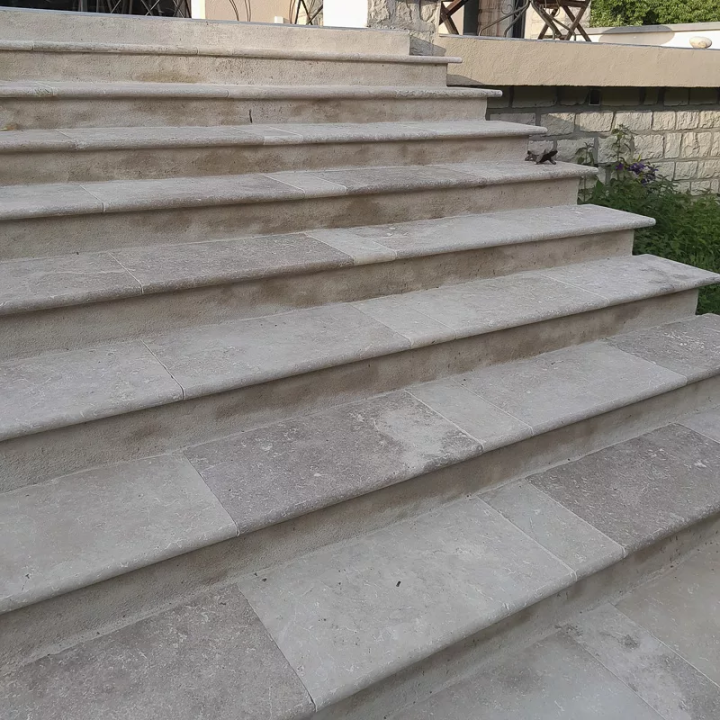 Marche en travertin mix : escalier naturel et chic