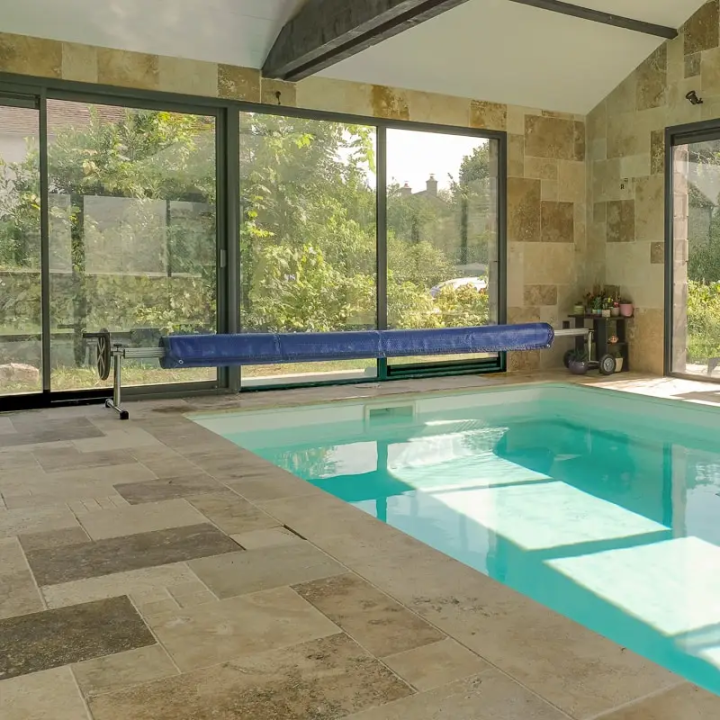 margelle travertin mix piscine couverte