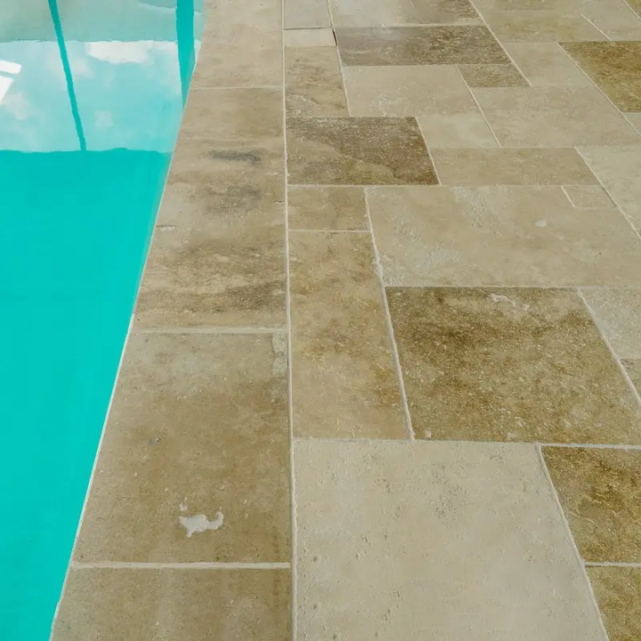 carrelage travertin choix naturel au bord d'une piscine pose opus