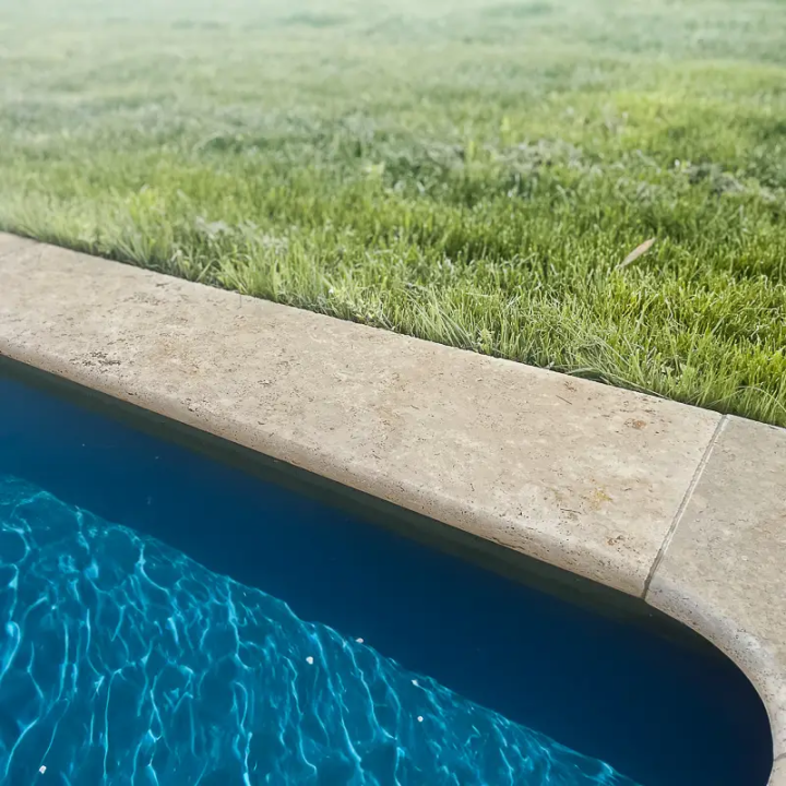 Margelle travertin pour embellir votre piscine - Ligerio