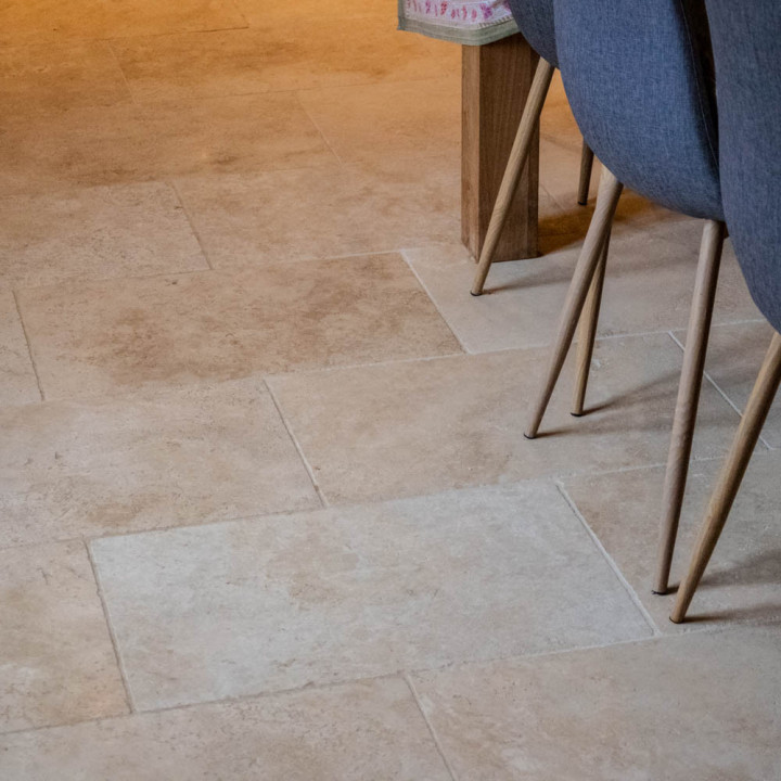 Carrelage en travertin: Dallage en Pierre Naturelle Élégant