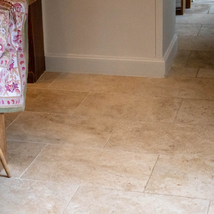 Carrelage en travertin: Dallage en Pierre Naturelle Élégant