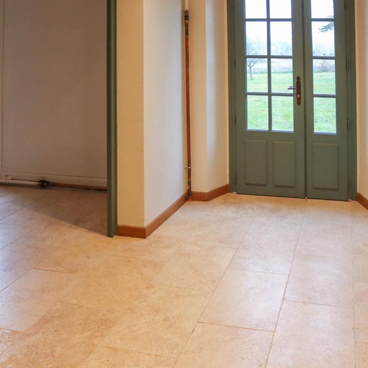 Carrelage en travertin: Dallage en Pierre Naturelle Élégant