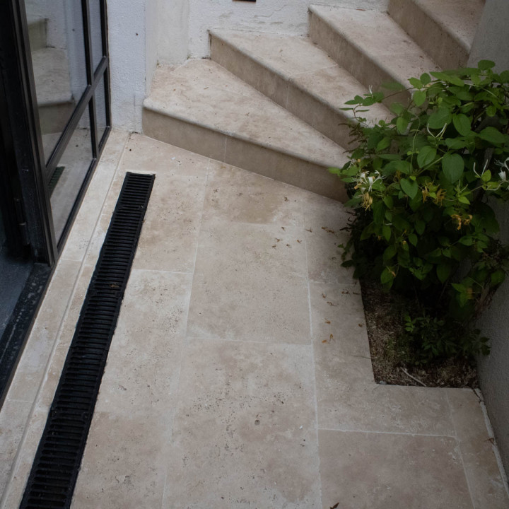 Carrelage en travertin: Dallage en Pierre Naturelle Élégant