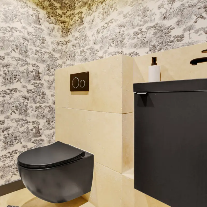 Carrelage en travertin: Dallage en Pierre Naturelle Élégant