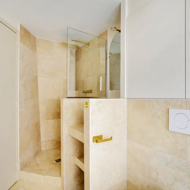 Carrelage en travertin: Dallage en Pierre Naturelle Élégant