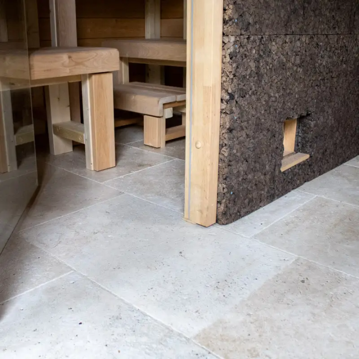 Carrelage en travertin: Dallage en Pierre Naturelle Élégant