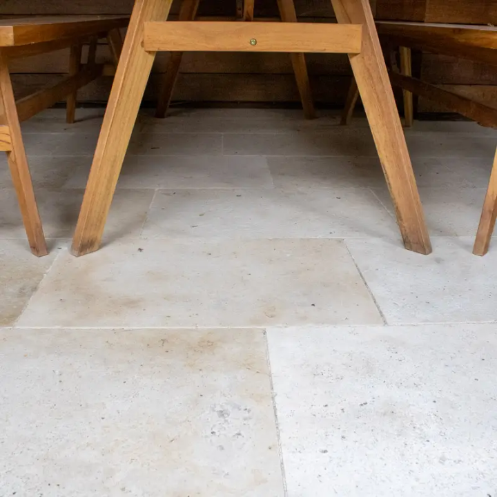 Carrelage en travertin: Dallage en Pierre Naturelle Élégant