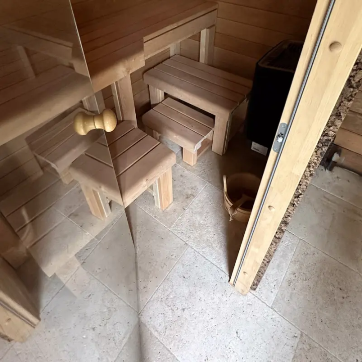 Carrelage en travertin: Dallage en Pierre Naturelle Élégant