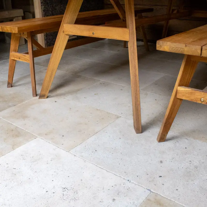 Carrelage en travertin: Dallage en Pierre Naturelle Élégant