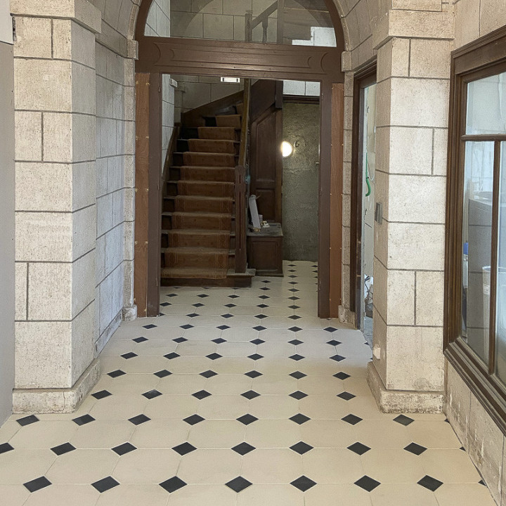 dallage cabochons poillé dans un escalier intérieur