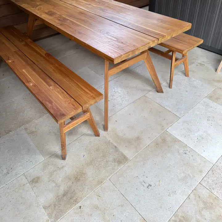 Carrelage en travertin: Dallage en Pierre Naturelle Élégant