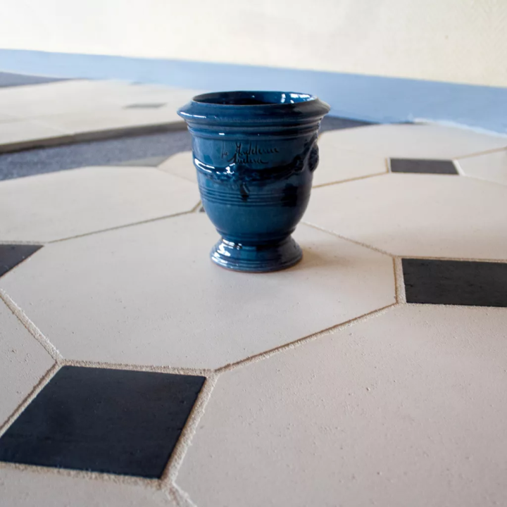 dallage cabochons poillé avec pot