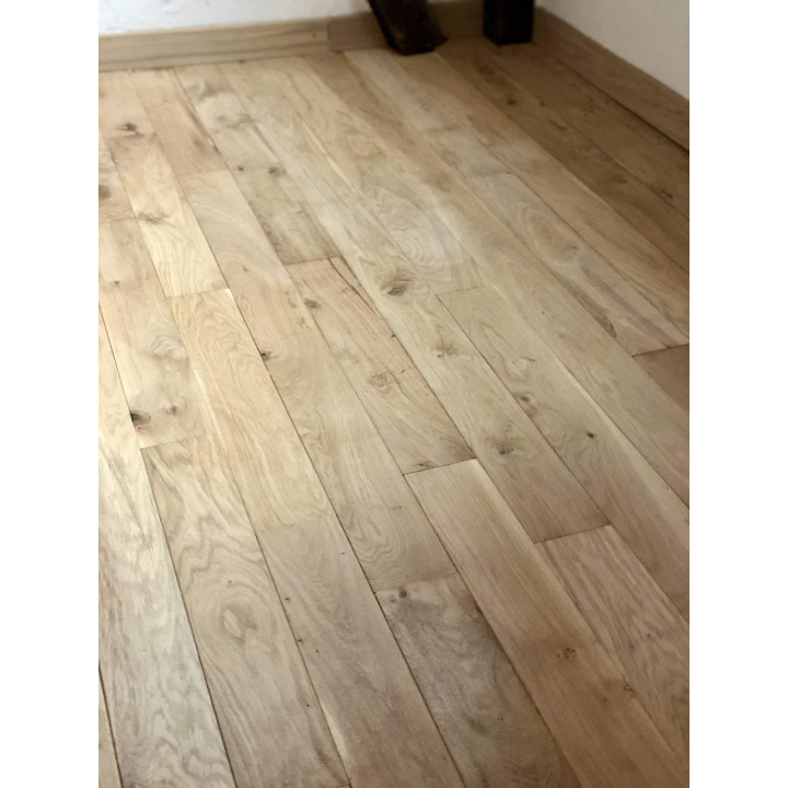 un parquet en chêne brut posé au sol