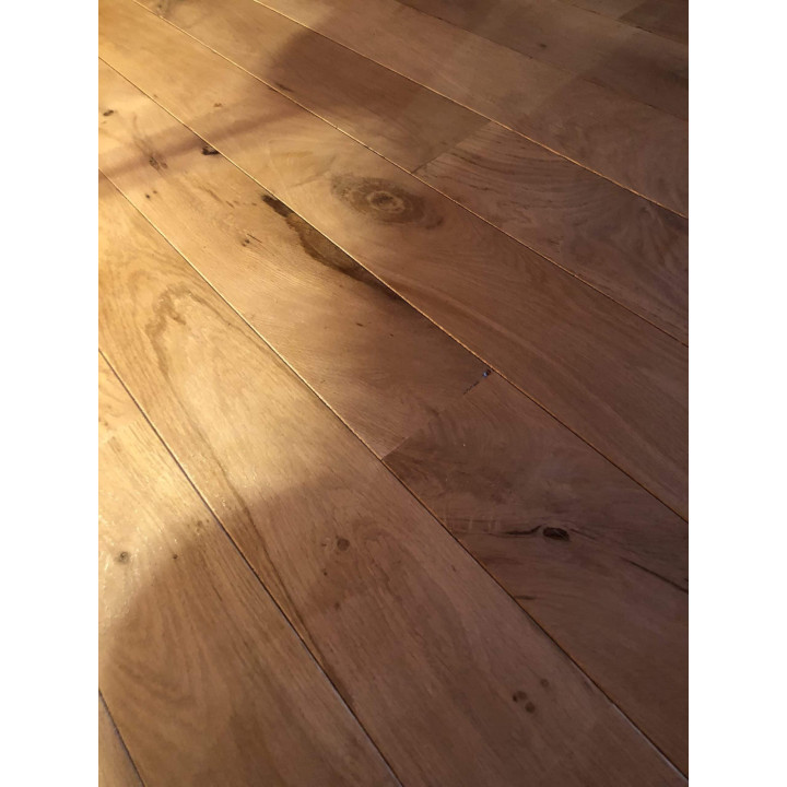 parquet en chêne massif brut à la lumière du jour